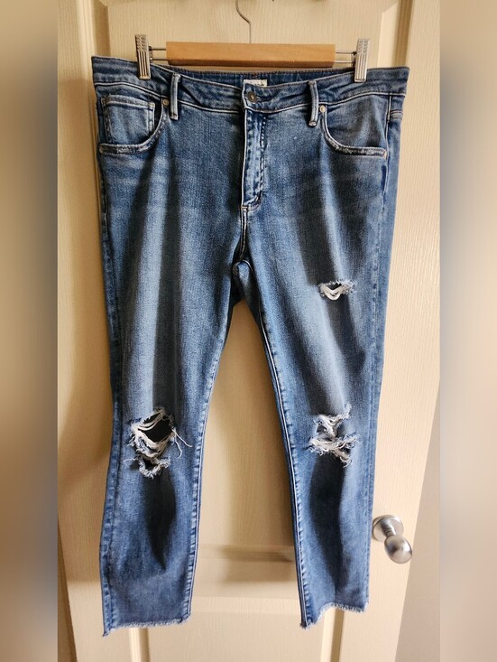 Silver Jeans Denim - 3 / $25 SILVER Jeans Co. "LORETTE" Distressed Blue Denim Skinny Jeans. Size 31.